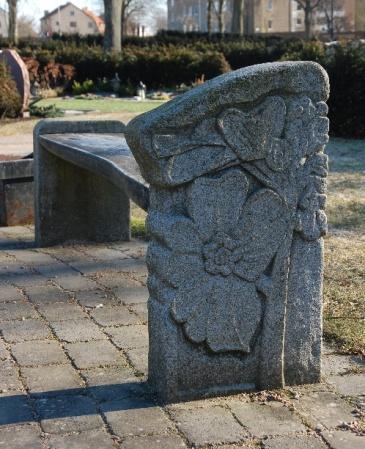 Även Mora kyrkogård vill satsa på att återanvända gamla gravstenar (Dalanytt, 2010).