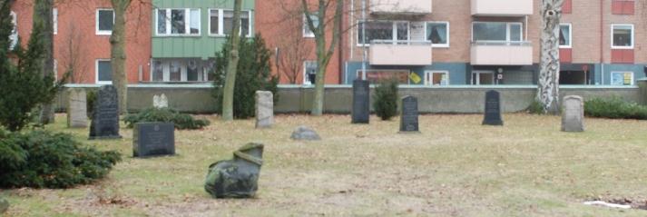 Reijer (2011) tror att andra kyrkogårdsförvaltningar hanterar sina återtagna gravstenar på ungefär samma sätt som de gör i Trelleborg.