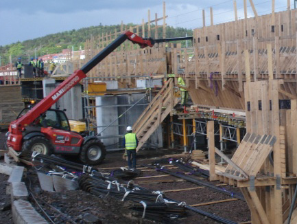 Man lossade materialet på marken i direkt anslutning till den brosektionen där armeringen skulle användas för att minska behovet av kommande transporter.