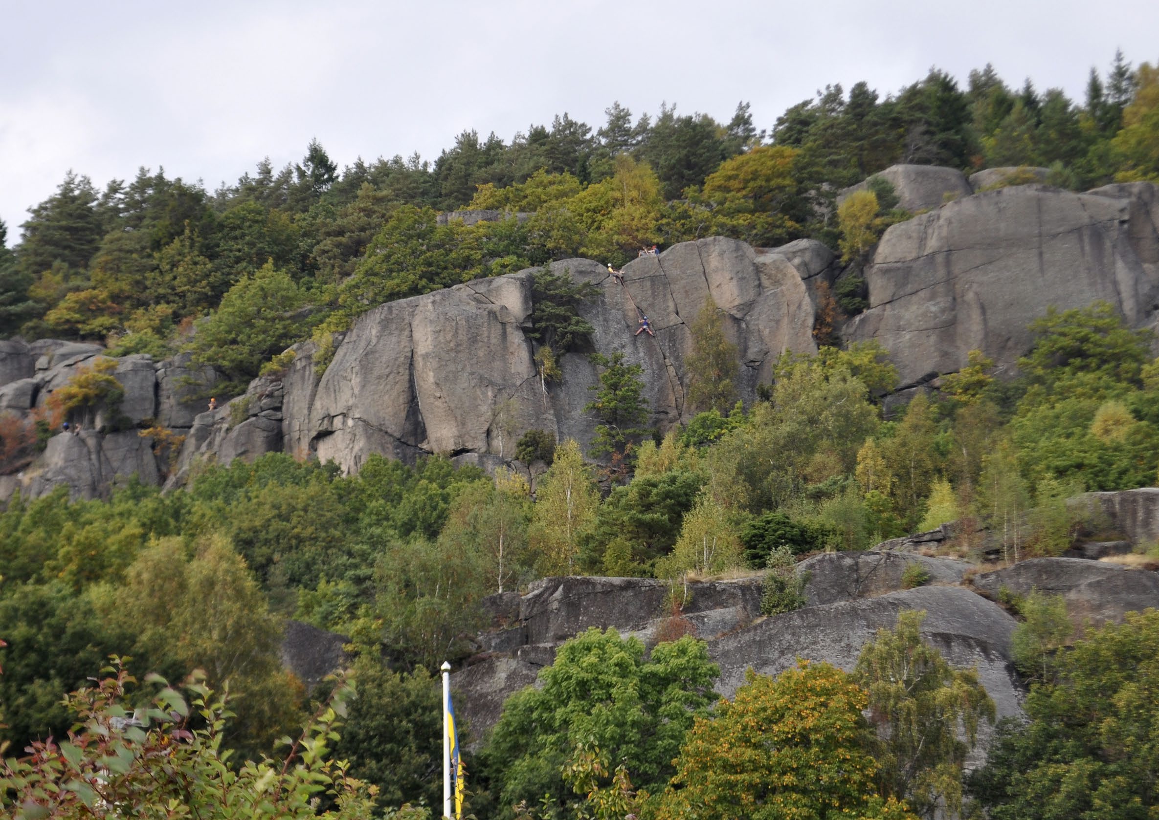 Utsikten från trädgården; ibland skymtar klättrare i berget. Foto: Lina Midholm. man kommit upp, även om det rör sig om en kort led, så är det en enorm känsla av tillfredsställelse.