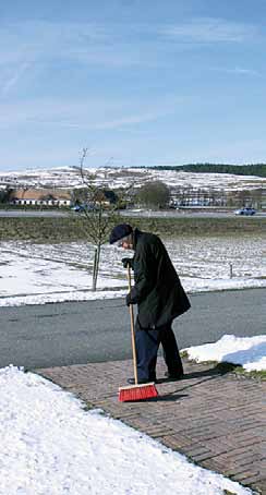 Höftskyddsbyxan kan köpas genom Ortopedteknisk avdelning (OTAB) på Centralsjukhuset Kristianstad, 044 309 12 95. Motion och frisk luft förebygger fallskador.