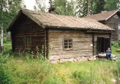 Skogsfinska byggnader Rökstuga eller pörte Skogsfinnarna förde med sig egna traditioner av husbyggande. Bostadshuset kallades rökstuga eller rökpörte.