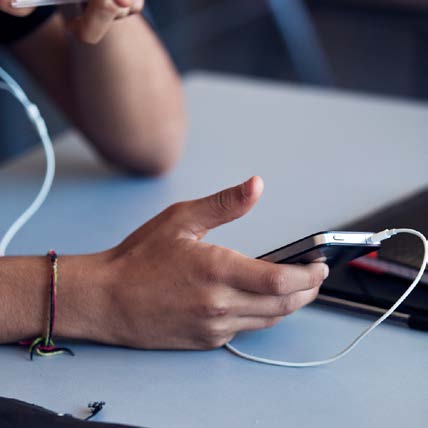 Den psykosociala arbetsmiljön Den psykosociala arbetsmiljön handlar om hur vi behandlar varandra på skolan eller en annan arbetsplats.