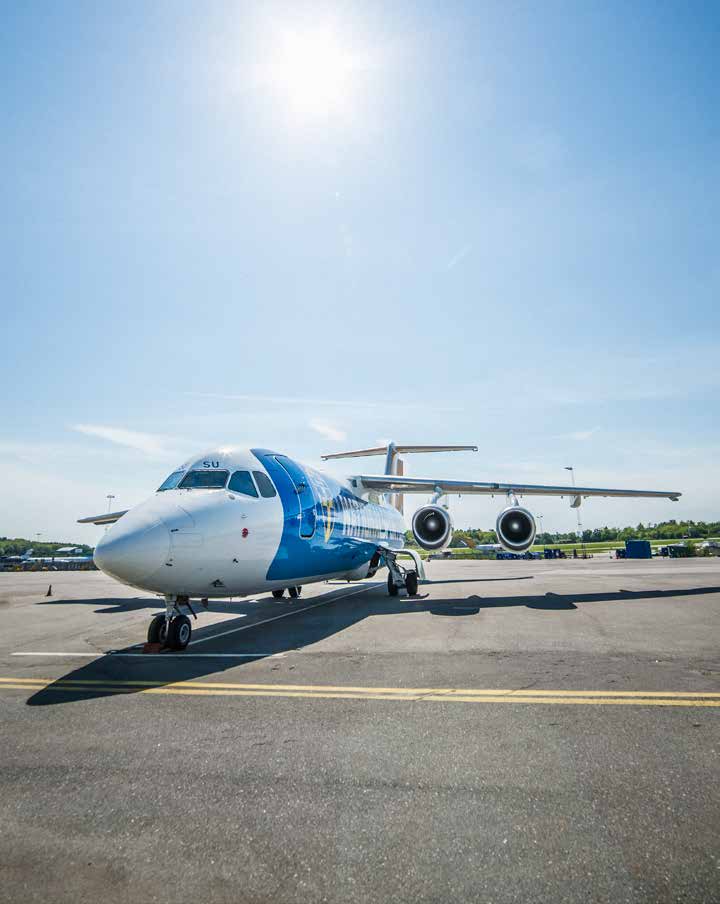 PLANET SOM LYFTER SVENSK FOTBOLL Avro RJ 100 heter den flygplansmodell som Sveriges lands lag i fotboll reser med till sina bortamatcher.