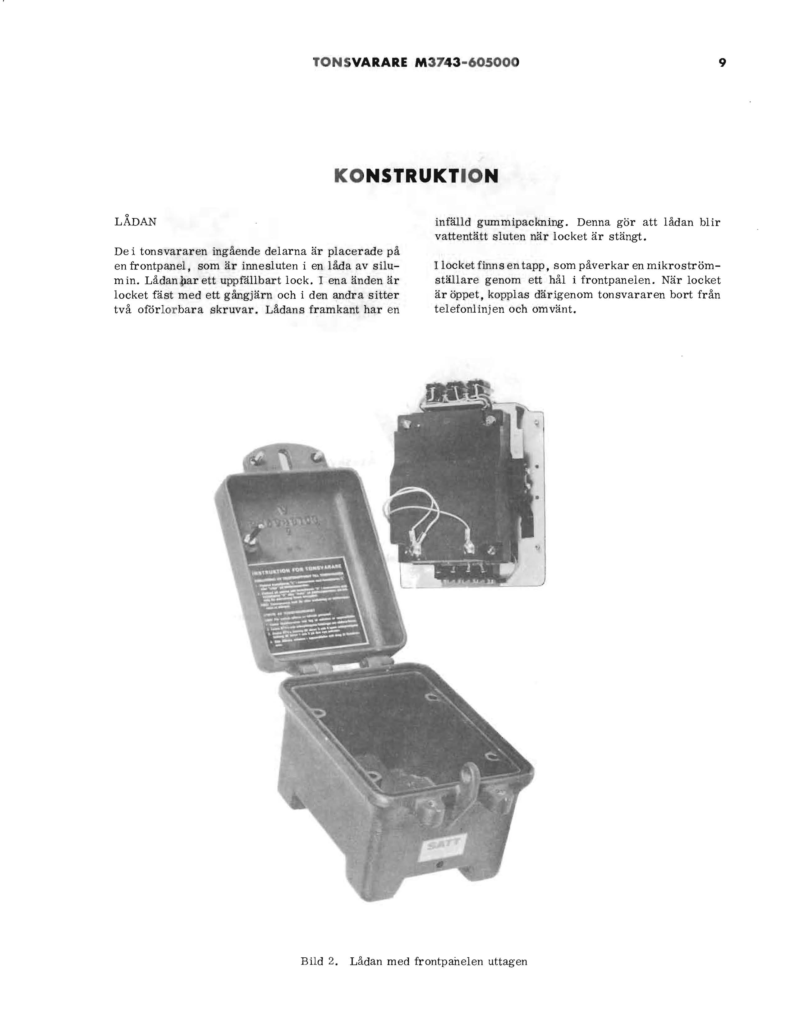 TONSVARARE M 3743-605000 9 KONSTRUKTON LÅDAN De i tonsvararen ingående delarna är placerade på en frontpanel, som är innesluten i en låda av silum in. Lådan par ett uppfällbart lock.