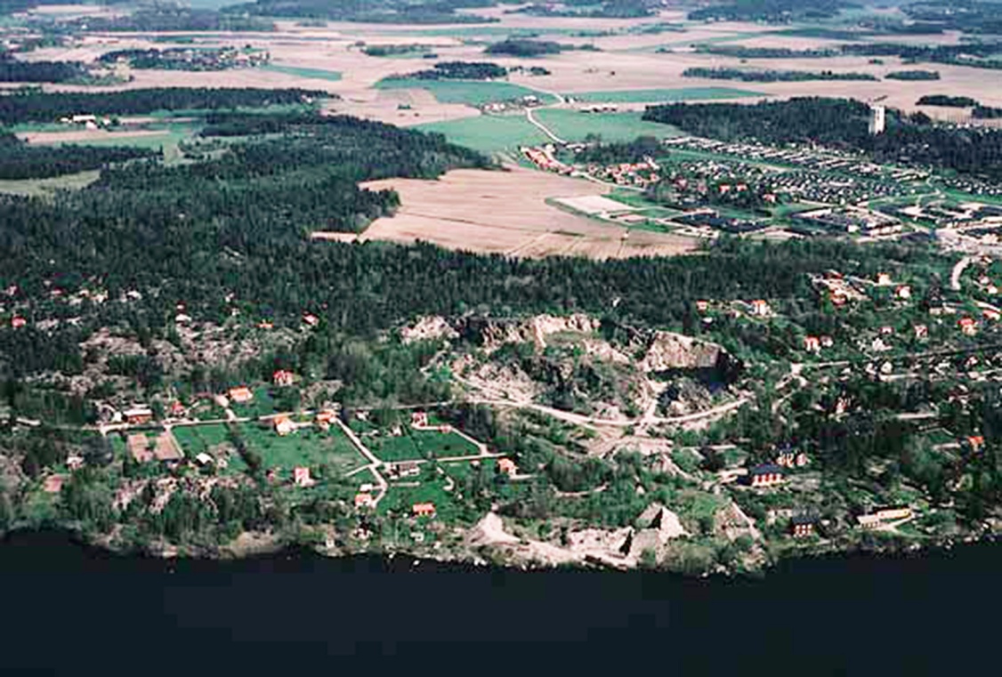 Bilaga 2 Kulturhistorisk värdebeskrivning för stenhuggarsamhället i Stenhamra Ekerö kommun Stenhuggarsamhället sett från ovan 1986 Foto Ahrenbergs flyg.