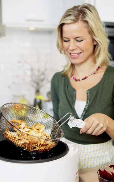 s kö a 1. Häll oljan i en fritös och låt den bli varm. Det finns markerat hur mycket olja du ska hälla i för chips eller pommes frites.