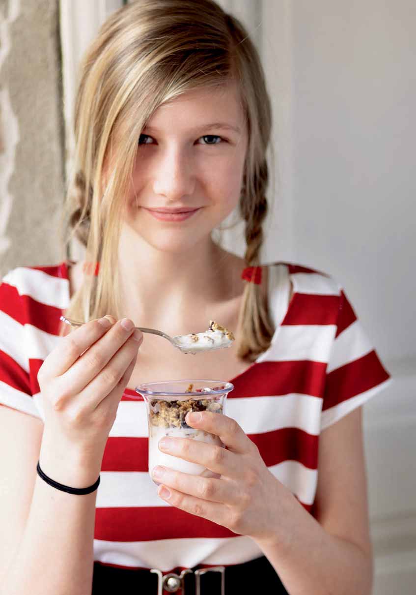 Ebba, 14 år, har gett ut två kokböcker. Här äter hon yoghurt med sin hemgjorda chokladmüsli. Den gör man lätt genom att smälta choklad i mikron och sedan hälla den över färdigrostad müsli.