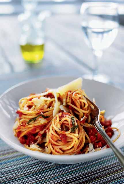 BACONLINDAD FLÄSKFILÉ MED BLOMKÅLSPURÉ FÖR KRÄSNA BARN : Servera tomatsås och pasta var för sig.