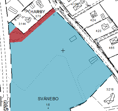 fastighetsgräns mot Harby 3:144 och 3:70. 2 meter utanför belysningsstolparna söder om vägen att del av Svänebo 1:5 LOKALGATA.