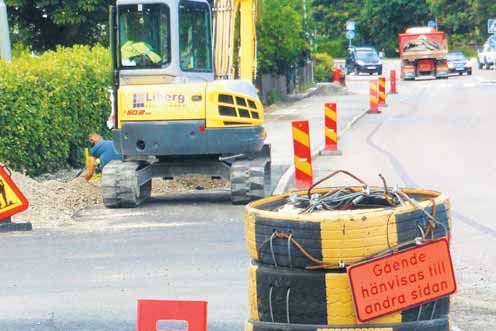 alldeles innan korsningarna och som försvårar både in- och utfarter på Sörgårdsvägen. om vi försöker styra upp bilen och köra mer parallellt över hindren.