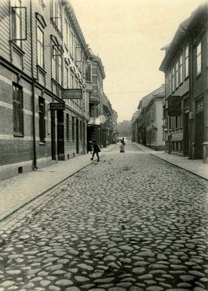 Genom att klicka på vänster eller högersidan i bilden går man vidare från hus till hus. På många ställen finns det kartor. Man kan söka efter en adress och hitta vad som finns om denna gata.