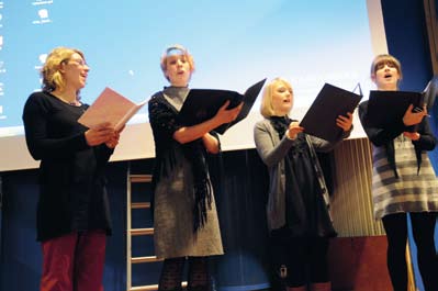 Glad i doktorandhatten! Sångkvartett med Carina Aronsson, AnnaEva Hallin, Linnea Olsson och Tove Fagius sjöng folkvisor.