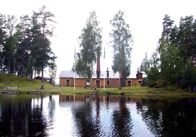 Besök på Oljeön i Ängelsberg Fabriken på Oljeön. På Oljeön i sjön Åmänningen finns världens äldsta bevarade oljeraffinaderi.