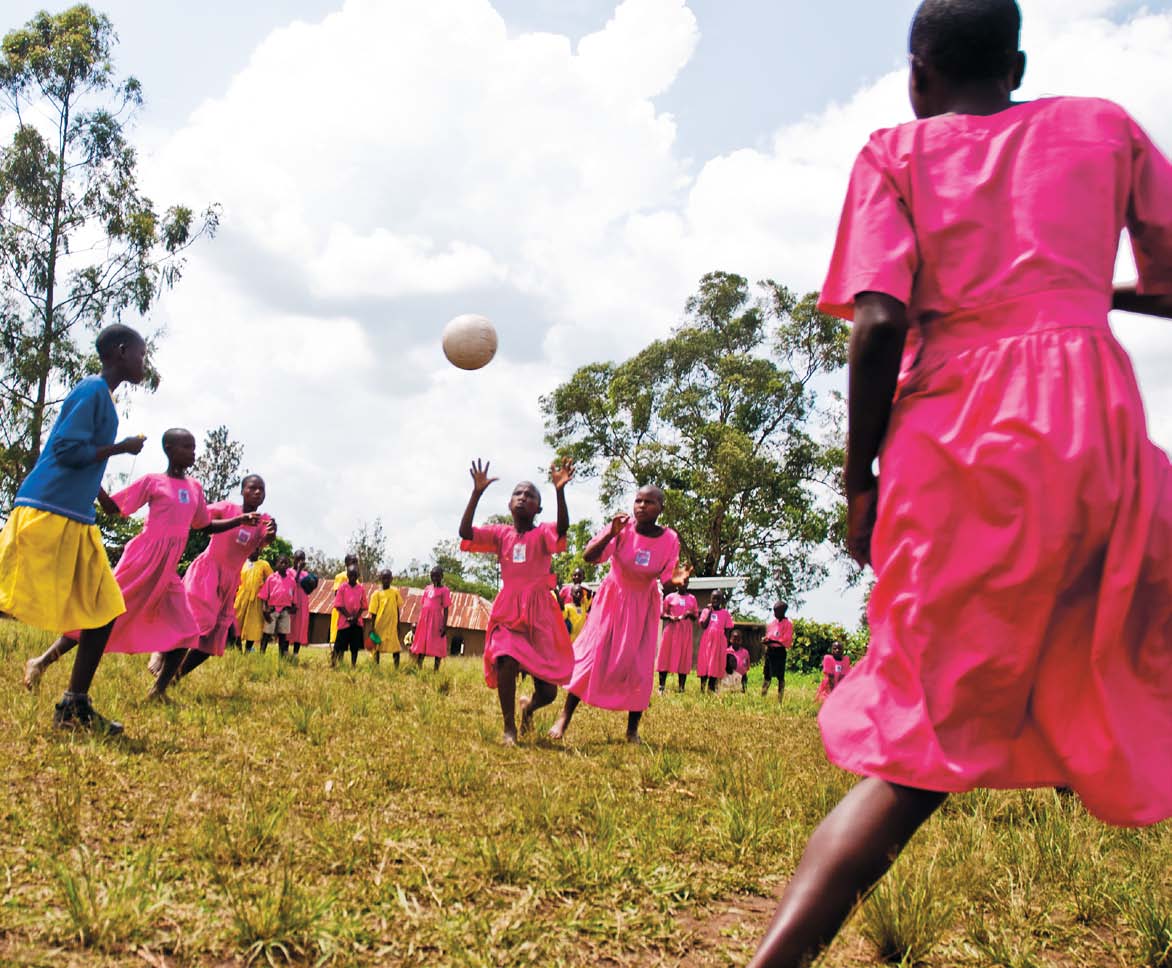 Eleverna på St. Marks Elementary School i Uganda lär sig om agroforestry och hälsa i skolan. Foto: Maurits Otterloo är en annan viktig metod för att skydda jordbruken mot torka.