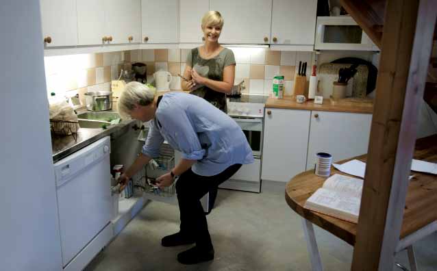 " Text KATARINA S HALLINGBERG Foto ERIK YNGVESSON DET ÄR HUSSÖNDAG på Rullstensbackens kollektivboende i Varberg.