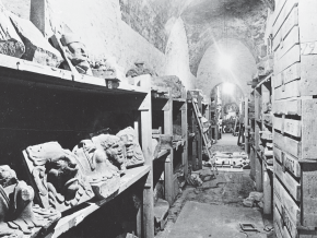 Stockholms stadsmuseums gamla stenmagasin i Börskällaren vid Stortorget. Bilden är fantasieggande. De gamla lokalerna tillför åtskilligt i upplevelsevärde till stenföremålen.