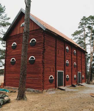 Spannmålsmagasinet. mellersta och det nedre planet har man olika föremålsutställningar på teman om äldre tiders jordbruk med redskap och maskiner samt hantverk med en snickar- och skomakarverkstad.