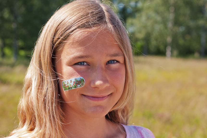 The pocket-sized plastic box contains a 12 ml tube of fluoride toothpaste with a fresh minty taste and a basic toothbrush in three parts.