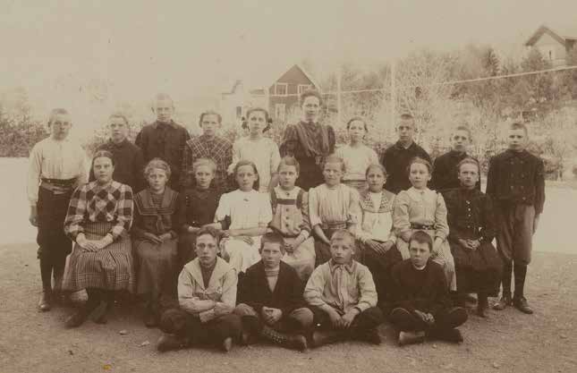 ur Ingen ska få veta LL-förlaget 2014 Engla arbetar som piga men hon går också i skolan i Djursholm. Här är hon med sina klasskamrater.