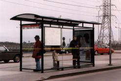 får man läsa på uppsatta tidtabeller Rulltrappan trasig någon gång per vecka Få sittplatser Städas en gång per dag Hög