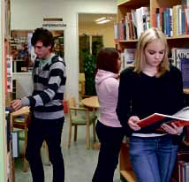 Bibliotek Både Dacke- och Kungshögaskolan har välutrustade bibliotek med kunnig personal som gärna hjälper dig med ditt skolarbete.
