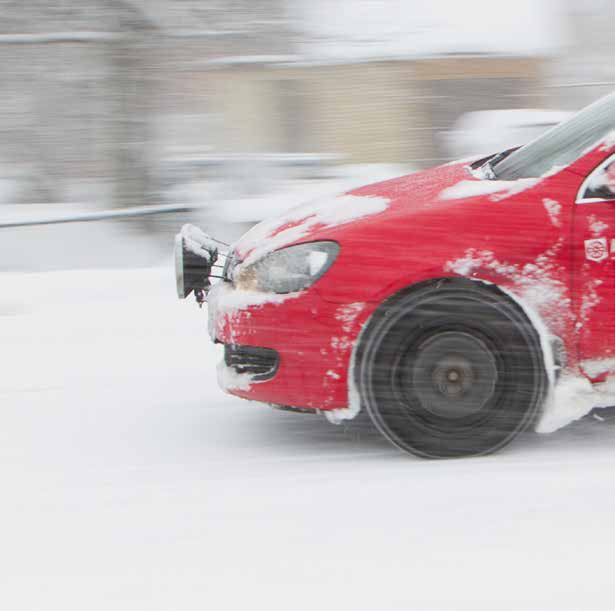 SÄKERHET Henrik Jansson hade bilen full med förnödenheter när han besökte äldre i de strömlösa byarna.