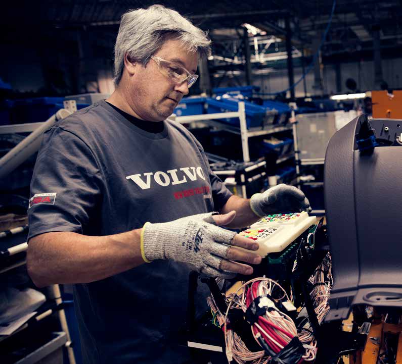 I FOKUS: USA-MARKNADEN SÄKRA IDÉER MED 3D-TEKNIK Teamet som monterar säkringarna till instrumentpanelen på Volvokoncernens lastbilsfabrik i New River Valley kom på en ny