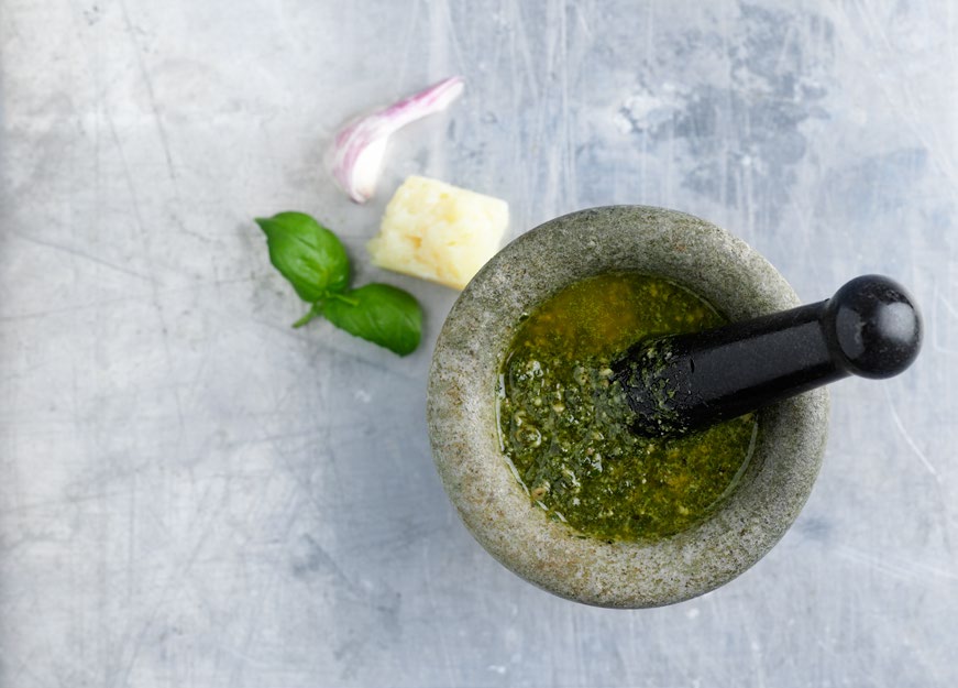 Det finns flera variationer av pesto vi tycker att den smakar bäst med en extra näve basilika i receptet. Testa själv!