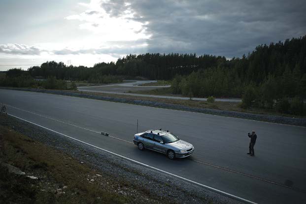 TÅLAMOD. Mer än 80 gånger har Gunnar och kompanjonen Henric Dahlström besökt testbanan utanför Arlanda. Metodisk har man löst problem efter problem. fortsätter.