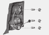 Service och underhåll OSA077033 OSA077035 G220300ASA Lamporna i bakljusenheten 1. Broms-/bakljus 2. Blinkers 3. Backlampor/Dimbakljus (tillval) OSA077032 OSA077034 1. Öppna bakluckan. 2. Ta loss insatsen till den bakre kombinationslyktan genom att skruva skruvarna moturs.