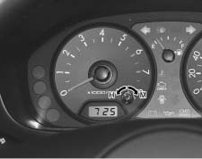 Att känna till din bil TIMME: Vrid ratten åt vänster (H) för att ställa fram klockan en timme. MINUT: Vrid ratten åt höger (M) för att ställa fram klockan en minut.