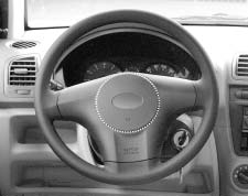 Att köra din bil SAA0 Signalhorn Tuta genom att trycka på signalhornet på ratten. Kontrollera då och då att signalhornet fungerar.