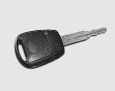 Att känna till din bil DÖRRÖPPNING VIA FJÄRRKONTROLL (TILLVAL) Låsa När lås-/upplåsningsknappen (➀) trycks ned låses samtliga dörrar.