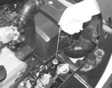 Underhåll AUTOMATISK VÄXELLÅDA (TILLVAL) SAA00 Kontroll av växellådsoljenivå (automat) Du bör kontrollera oljenivån till den automatiska växellådan regelbundet.