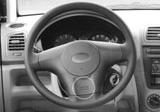 Att känna till din bil SAA0 HLZ0 Krockkudde på förarsidan (tillval) Krockkudden på förarsidan sitter i ratten, under kåpan som täcker rattnavet.