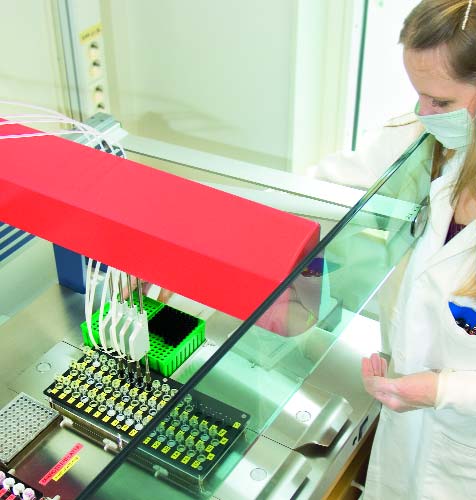Pipetteringsroboten flyttar provet från mikrofugrören till plattan. Plattan sätts in i PCR-maskinen. 3 Vad analyseras?