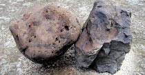 Der Meteorit mit einer kosmischen Geschwindigkeit (200 000 km/s) brachte bei seinem Einsturz den Boden zum Schmelzen und schaffte als Folge das neue, für die Region typische Gestein Kärnäiitti.