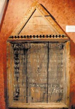 ortens historia. Die Holztafel in lateinischer Sprache wurde für die alte Kirche von Lappajärvi im Jahr 1637 geschnitzt.