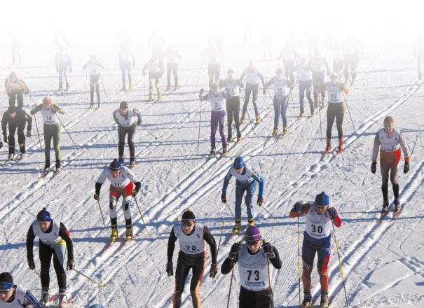In der av fyra idrottsgrenar: skidåk- Gemeinde sind auch viele in- ning, löpning, rodd och cyk- ternational erfolgreiche Ringer ling. Tävlingen är öppen för und LeichtathletInnen aufge- alla.