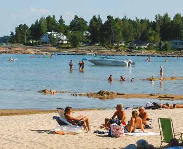 DALSLANDS RIVIRA Kilometervis med mjuk glittrande sand på en långgrund barnvänlig strand.