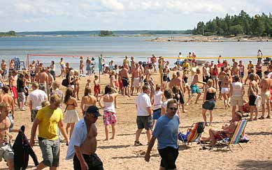 Detta är Vita Sandars badplats en varm sommardag. Visst låter det som taget ur en turistbroschyr från södern, det är därför som turisterna kallar det Dalslands Riviera.