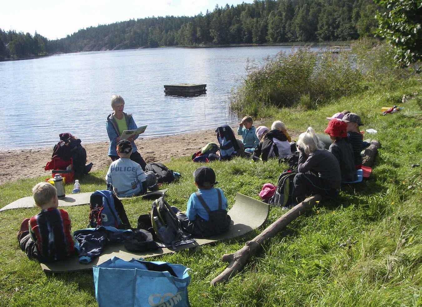 NÄRA NATUREN I UR OCH SKUR Lötkärrsskolan Lötkärrsskolan är en liten grundskola med elever från förskoleklass till åk 5 (från 2013 till åk 6).