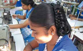 Utbildning för kvinnor i Bangladesh Vi på KappAhl har förmånen att kunna dela med oss av våra framgångar, bland annat genom att stödja lokala hjälporganisationer och barnhem.