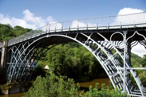 under 1900-talet. Iron Bridge, East Shropshire England, stod klar 1779 och är världens äldsta järnbro. Bron består av bågelement som göts i sandbäddar i marken. Spannet är 30,5 meter.