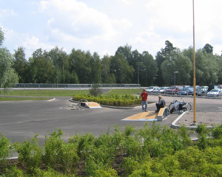 FRÅN PARKERINGSPLATS TILL URBAN PARK Uppgiften består i att skapa liv i Norrlidens stadsdelscentrum, beläget i Kalmar, Sverige.