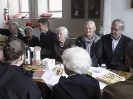 Birger tjänstgjorde i Riala 1951 till mitten av 60-talet. Birger avled 2012. Hans döttrar Gunilla och Maria medverkar. Servering, sång och musik.