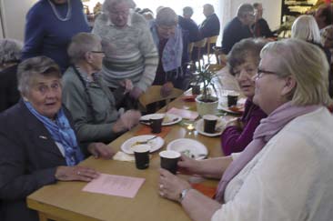 Till höger Britt- Marie Karlsson, Länna. Foto: Margareta Yttergård Harald Pettersson från Blidö stod för den medryckande musiken.