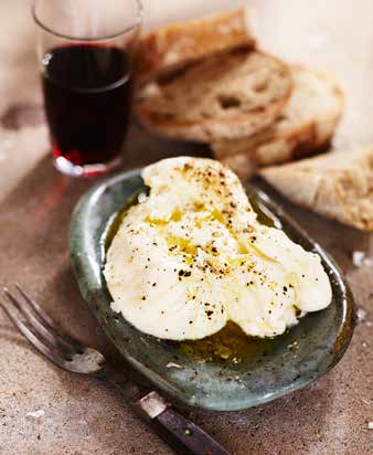 Den är gjord på fårmjölk från får som strövar fritt och betar i det toscanska landskapet vid byn Pienza. Skalet på Pecorino di Pienza har behandlats med olivolja och tomat. Art. nr. 610691 Nyhet!