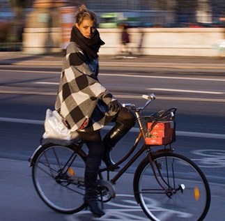 Cykel är trendigt Man kan cykla och se snygg ut på samma gång.